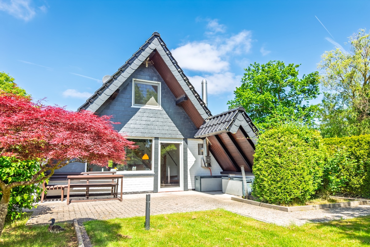 Saniertes Ferienhaus in Burhave: Ruhige Lage, schönes Grundstück und viel Erholungspotenzial!